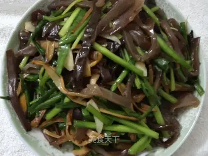 stir-fried yellow flowers with fungus