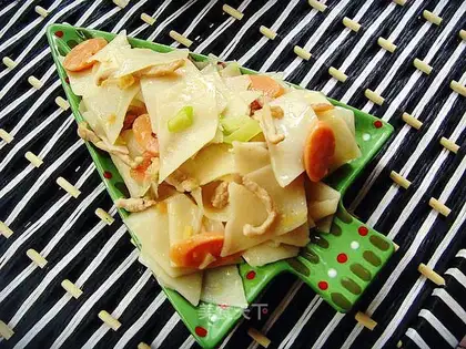 Fragrant fried noodles slices