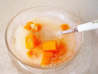 Papaya and tremella soup