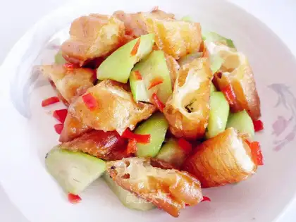 stir-fried loofah with old fried dough sticks