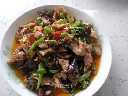 Stir fried pork slices with pepper and fungus