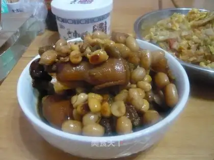 Stewed pig's feet with peanuts and soybeans