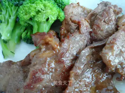 Pan-fried pork on the bottom pan