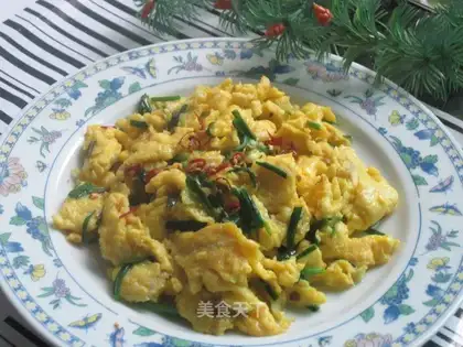 Scrambled firewood eggs with leeks