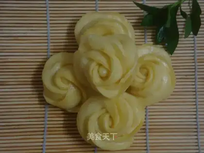 Yellow rose steamed buns