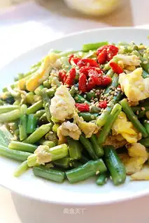 Scrambled eggs with chrysanthemum