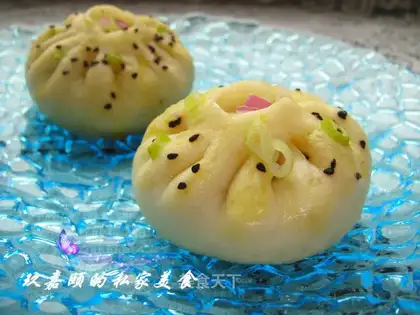 Pork bun with rapeseed mushroom