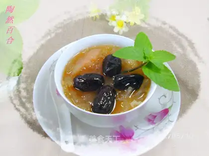 Stewed with white fungus and pear with rock sugar