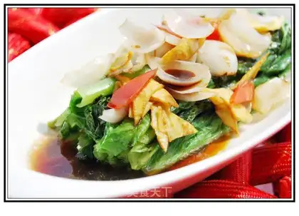 Saute lily lettuce and bamboo shoots leaves in soy sauce