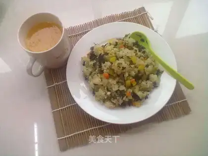 Fried rice with cabbage sauce and radish