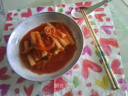 Fried rice cake with spicy cabbage