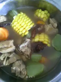 Stewed chicken soup with corn and lettuce