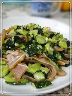 Garlic and cucumber mixed with pork ears