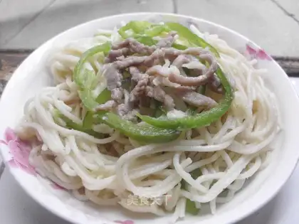 Fried noodles with shredded pork and rice straw