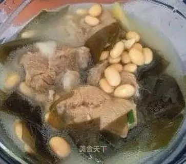 Kelp and soybean chicken soup