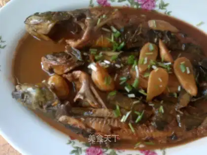 Braised fish with red sauce