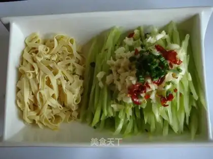 Salad lettuce and shredded leaf