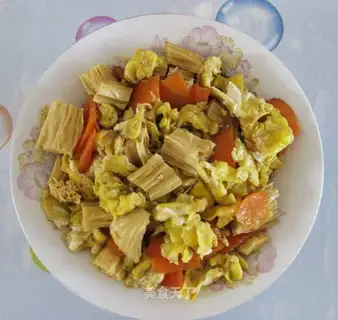Scrambled eggs with carrot and tofu bamboo
