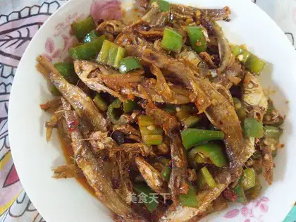Dry stir-fry small fish