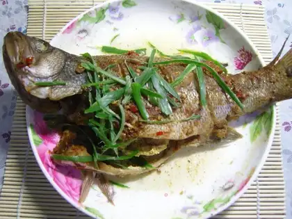 Steamed perch with spicy bean paste