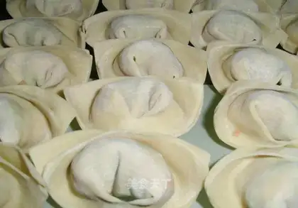 Green vegetables and pork wonton