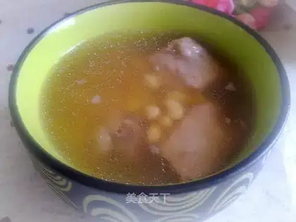 Pork bone and soybean soup