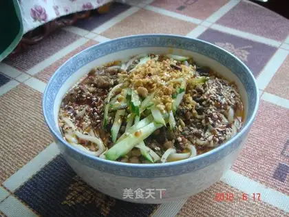 Noodles with bean sprouts and minced pork