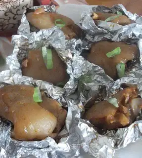 Roast pig's feet
