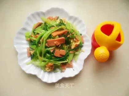 Scrambled eggs with ham and green vegetables