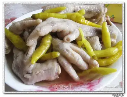 Special pickled pepper chicken feet