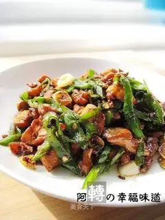 stir-fried chicken diced with pepper