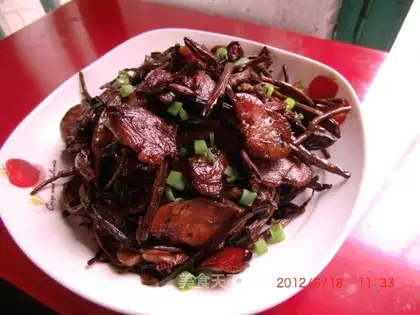 Dry stir-fried tea tree mushroom with sausage