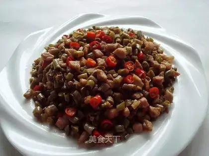 stir-fried diced pork with sour cowpea