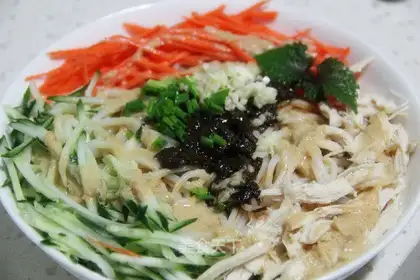 Shredded chicken with pepper and rice noodles