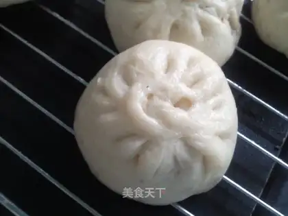 Pork buns with mushroom and cabbage