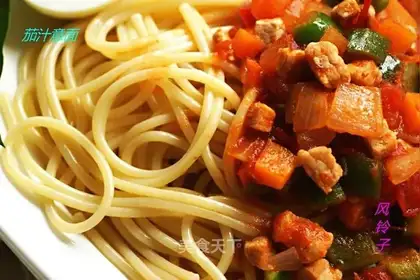 Spaghetti with tomato sauce