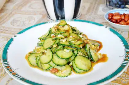 Cucumber slices with soybean sauce and garlic