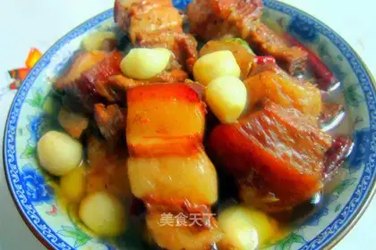 Steamed pork belly with garlic cloves