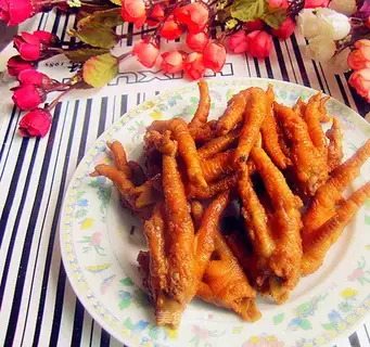 Spicy stewed chicken feet