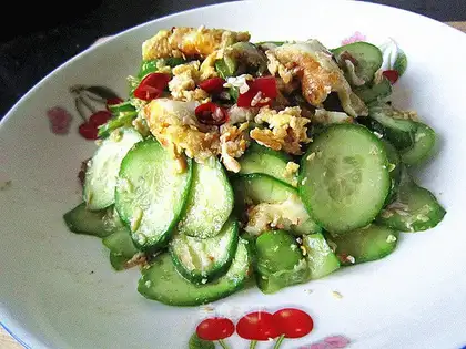 Scrambled eggs with cucumber