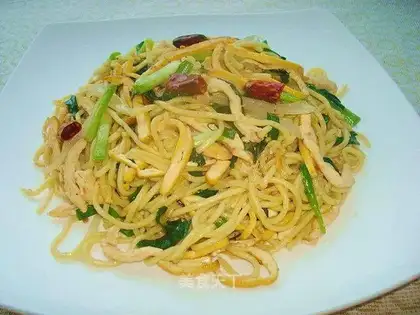 stir-fried chicken with yellow noodles