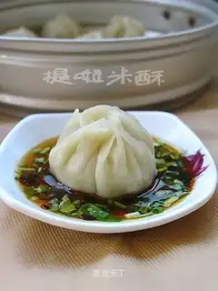 Steamed buns with onion and pork