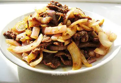 Beef with onion and black pepper