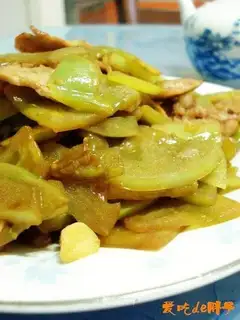 stir-fried pork slices with green persimmon