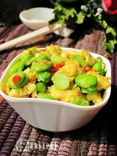 Scrambled eggs with chopped pepper and broad beans