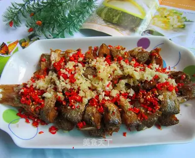 Sliced garlic and pepper mixed with river fish