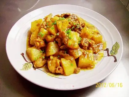 Curry chicken pieces and roasted potatoes