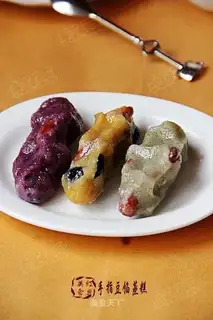 Steamed cake with finger bean stuffing