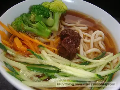 Cold noodles with shredded cucumber