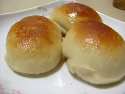 Microwave oven makes bread
